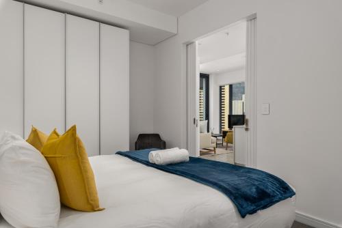 The Rubik Designer Apartment With Cloud Nine Views - image 5