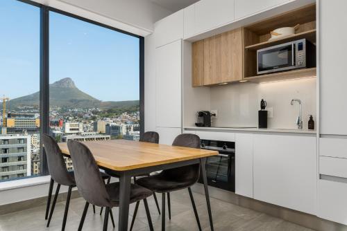 The Rubik Designer Apartment With Cloud Nine Views - image 9