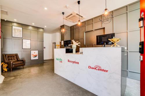 Előcsarnok, Belvilla Ilford Station Hotel, 4 min from Elizabeth line in Kelet Greater London