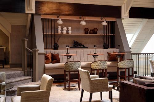 Bar/ Salón, Donnington Valley Hotel and Spa in Newbury