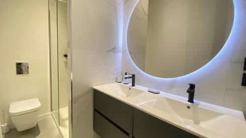 Bathroom, Duplex de charme au cœur du Triangle dOr near Brasserie le Johnston