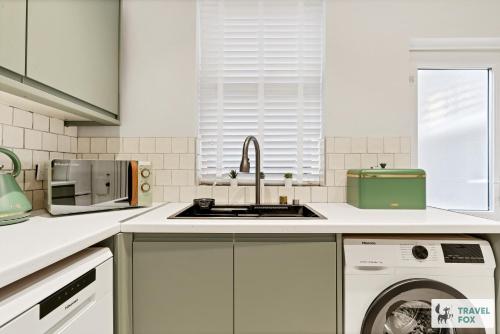 廚房, Liz's 4 Bed House: Close to the Motor Point Arena in 達勒斯