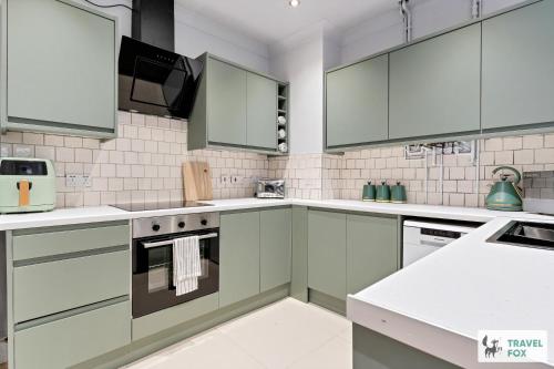 廚房, Liz's 4 Bed House: Close to the Motor Point Arena in 達勒斯