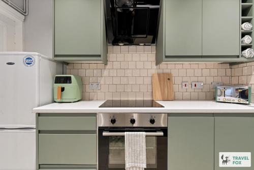 廚房, Liz's 4 Bed House: Close to the Motor Point Arena in 達勒斯