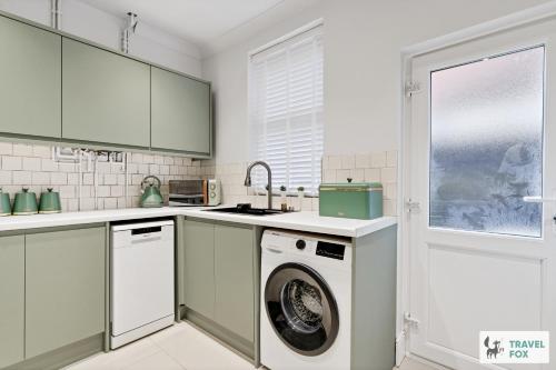 廚房, Liz's 4 Bed House: Close to the Motor Point Arena in 達勒斯