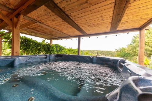Hot tub, Zalaidill Wellness Vendeghaz in Ujudvar