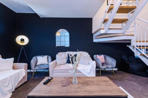 Three Bedroom House by Brookland Stays Serviced Accommodation Short Lets Manchester with Free WiFi, Manchester (photo 4)