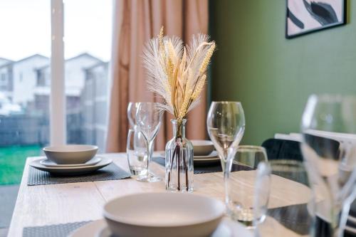 Three Bedroom House by Brookland Stays Serviced Accommodation Short Lets Manchester with Free WiFi, Manchester (photo 6)