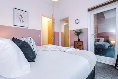 Three Bedroom House by Brookland Stays Serviced Accommodation Short Lets Manchester with Free WiFi, Manchester (photo 7)
