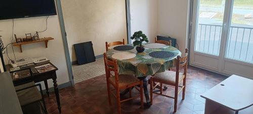 Logement rustique pont de menat les gorges de la Sioule in Neuf-Eglise