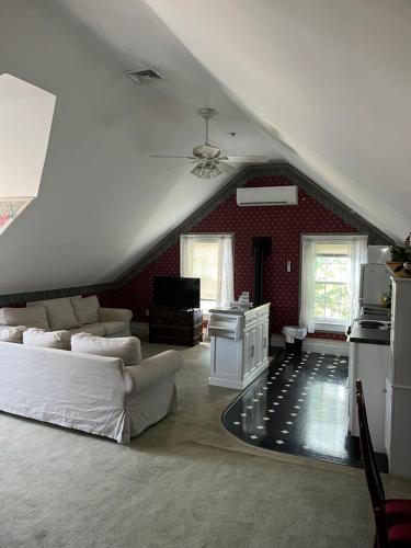 โอลด์ ออร์ชาร์ด บีช อินน์ - เบด แอนด์ เบรคฟาสต์ (OLD ORCHARD BEACH INN - BED AND BREAKFAST) in โอลด์ออร์ชาร์ดบีช (เมน)