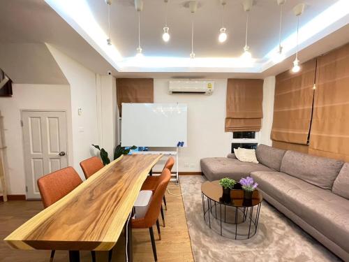 Modern 5-Bedroom Townhome near MRT and Local Charm, Bangkok