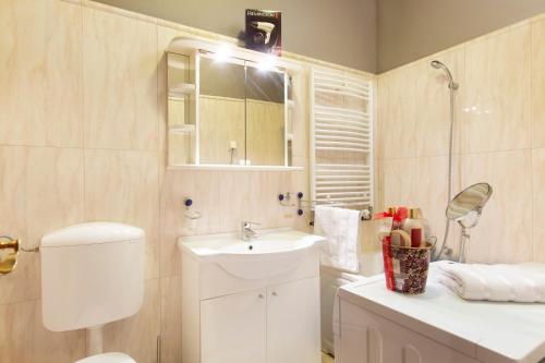 Elegant Art City Apartment - main image