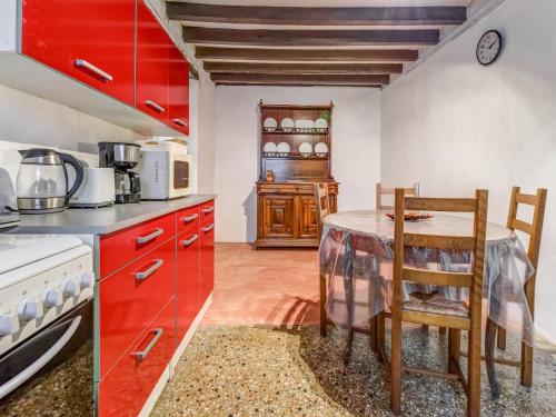 廚房, Traditional Holiday Home in Brinon sur Beuvron in 歐塞爾