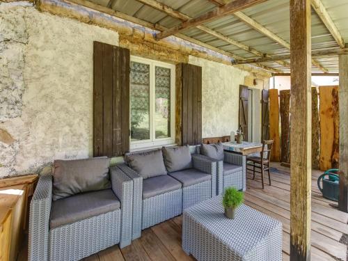 陽台/露台, Traditional Holiday Home in Brinon sur Beuvron in 歐塞爾