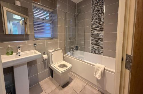 24-7 Secured City Centre Apartments with Free Underground Parking and WiFi, Birmingham (photo 4)