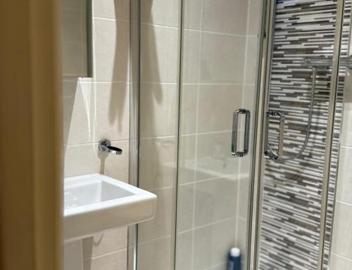 24-7 Secured City Centre Apartments with Free Underground Parking and WiFi, Birmingham (photo 8)