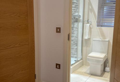 24-7 Secured City Centre Apartments with Free Underground Parking and WiFi, Birmingham (photo 9)