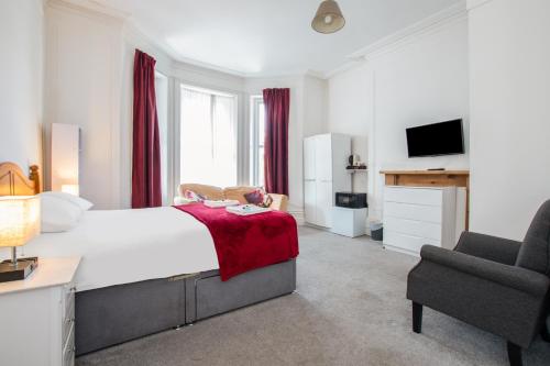 OYO The Lodge Bournemouth - image 2