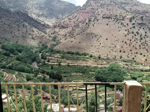 주변 환경, Gite Atlas Imzoughe in 오우카이메덴