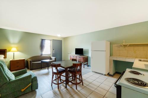 Capital O Parker Motel Clute Jackson Tx 332 - 주방