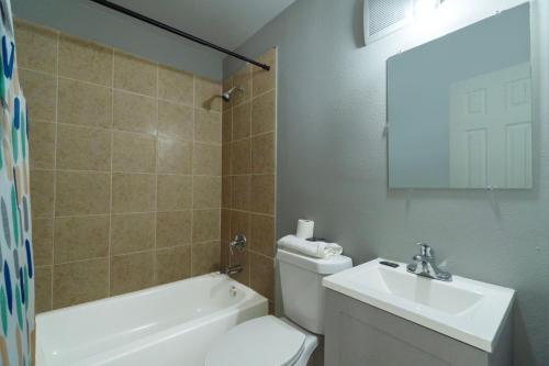 Capital O Parker Motel Clute Jackson Tx 332 - 화장실