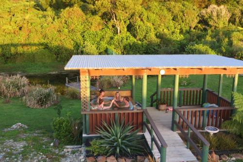 Karstais baseins, Koru Beachfront Holiday Cabins & Hot Tub in Barrytown