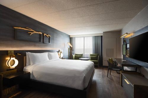 Renaissance Chicago North Shore Hotel - image 6