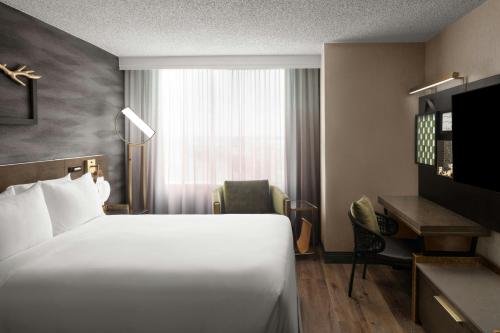 Renaissance Chicago North Shore Hotel - image 12