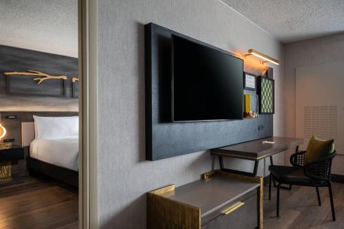Renaissance Chicago North Shore Hotel - image 9