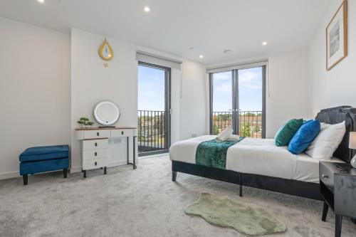 Luxury 3 bedroom with 2 bath at Plaistow opposite of station