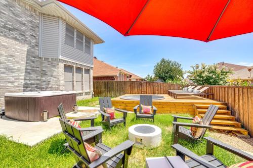 Game Room, Hot Tub and Pool! Grand Prairie Getaway