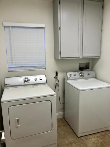 4bd with office space Home near Sunset Park & Airport, Las Vegas (photo 4)