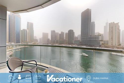 Vacationer Holiday Homes I Cosy 1 Bed l Marina and Skyline Views, Dubaj