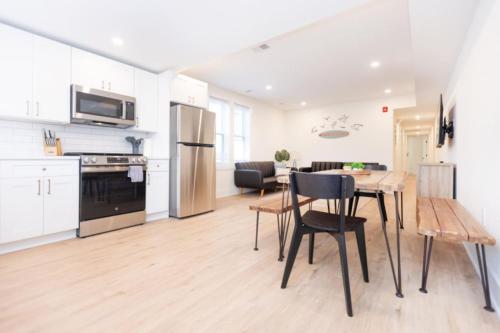 3 BDR Renovated Condo The Beach1 block