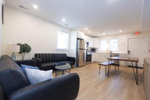 Awesome 3 bdr,1 bath condo,1fl,2min walk to beach