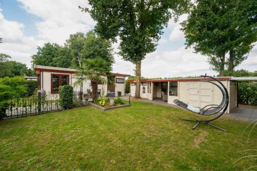 Chalet Putveen, gelegen op de Veluwe met grote tuin en veel privacy, Putten