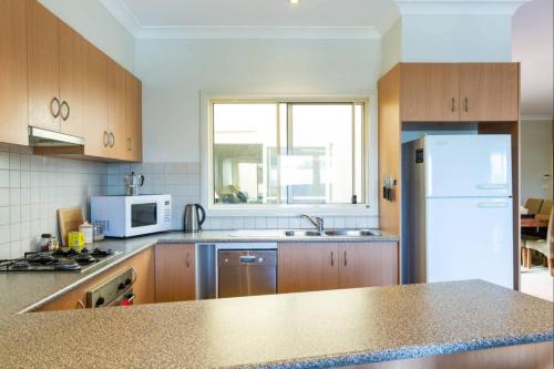 Konyha, Spacious Williamstown Apartment with Free Parking in Williamstown