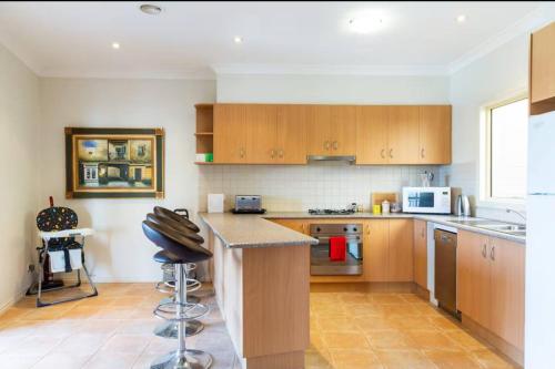 Konyha, Spacious Williamstown Apartment with Free Parking in Williamstown