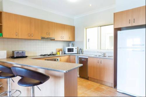 Konyha, Spacious Williamstown Apartment with Free Parking in Williamstown