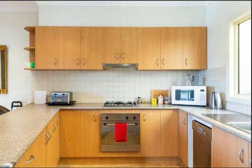 Konyha, Spacious Williamstown Apartment with Free Parking in Williamstown