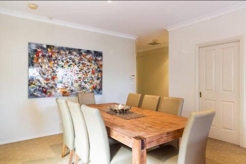 Létesítmények, Spacious Williamstown Apartment with Free Parking in Williamstown