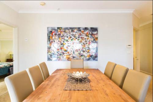 Létesítmények, Spacious Williamstown Apartment with Free Parking in Williamstown