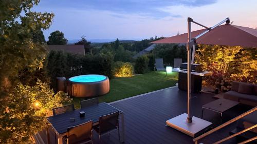 Pezsgőfürdő, Luxus Tiny House mit 36 Grad Whirlpool in Hochenschwand