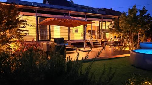 Erkély/terasz, Luxus Tiny House mit 36 Grad Whirlpool in Hochenschwand