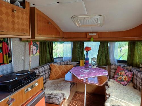 Kleurrijke retro contructam caravan vlakbij het Sneekermeer in Poppingawier