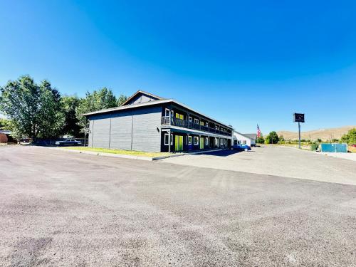 The Beaverhead Lodge - main image