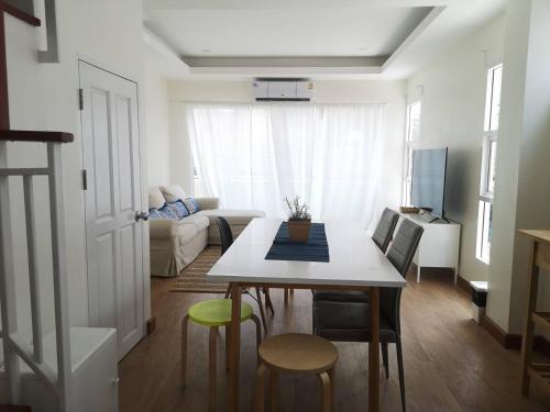 Above Heaven - 4BR for 12 Pax near MRT Ratchadapisek, Bangkok