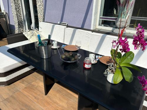 ระเบียง/ชานเรือน, HomeOffice Zimmer Küche WLAN TV mit Terrasse Grill (HomeOffice Zimmer Kuche WLAN TV mit Terrasse Grill) in เฮนเนฟ