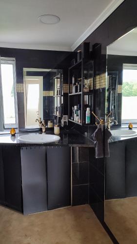 HomeOffice Zimmer Küche WLAN TV mit Terrasse Grill (HomeOffice Zimmer Kuche WLAN TV mit Terrasse Grill) in เฮนเนฟ